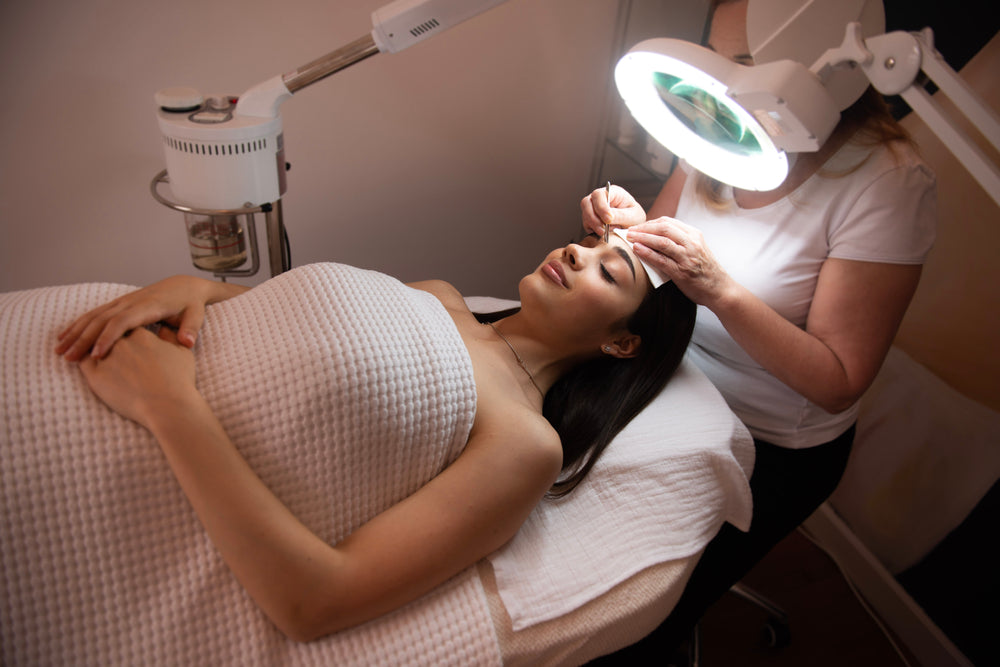 Kvinne med velstelte vipper og VIPPER-produkter